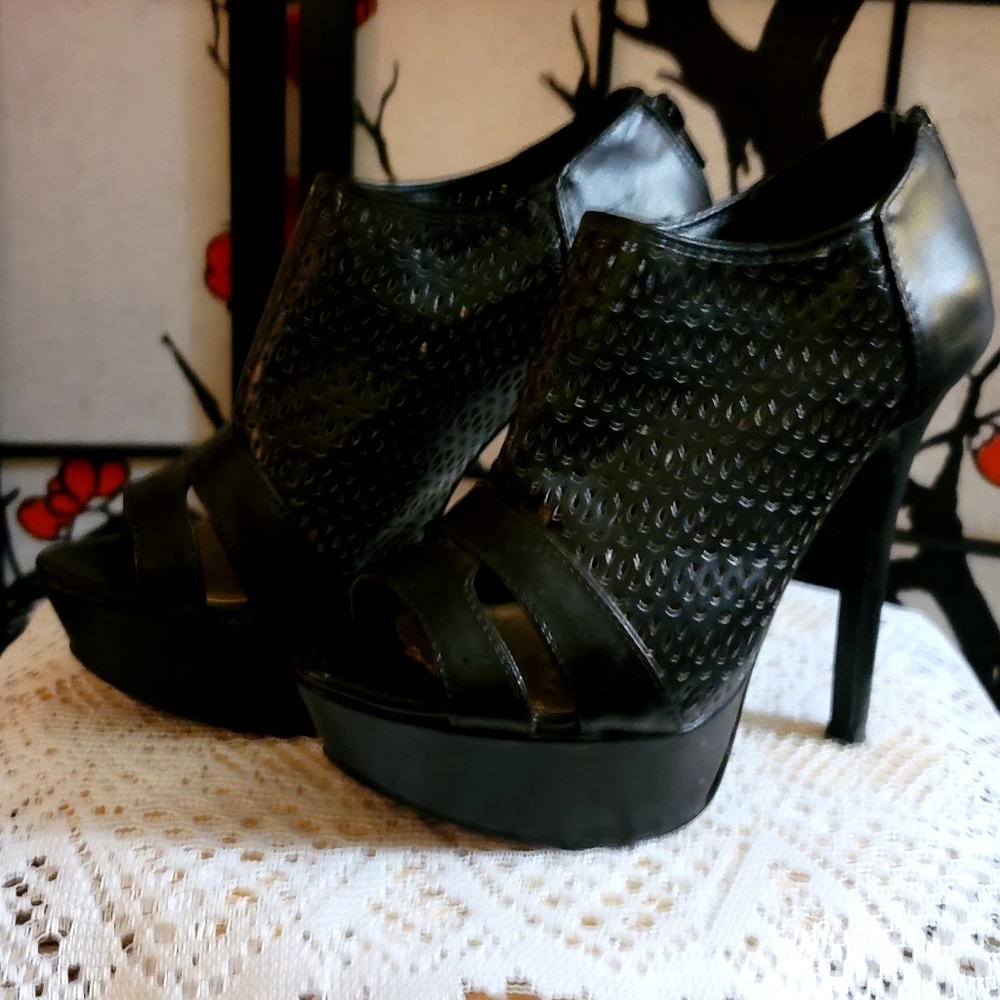 QUPID LADIES PLATFORM BOOTIES W/PEEP TOE/MESH CUT LEATHER/SIZE 7